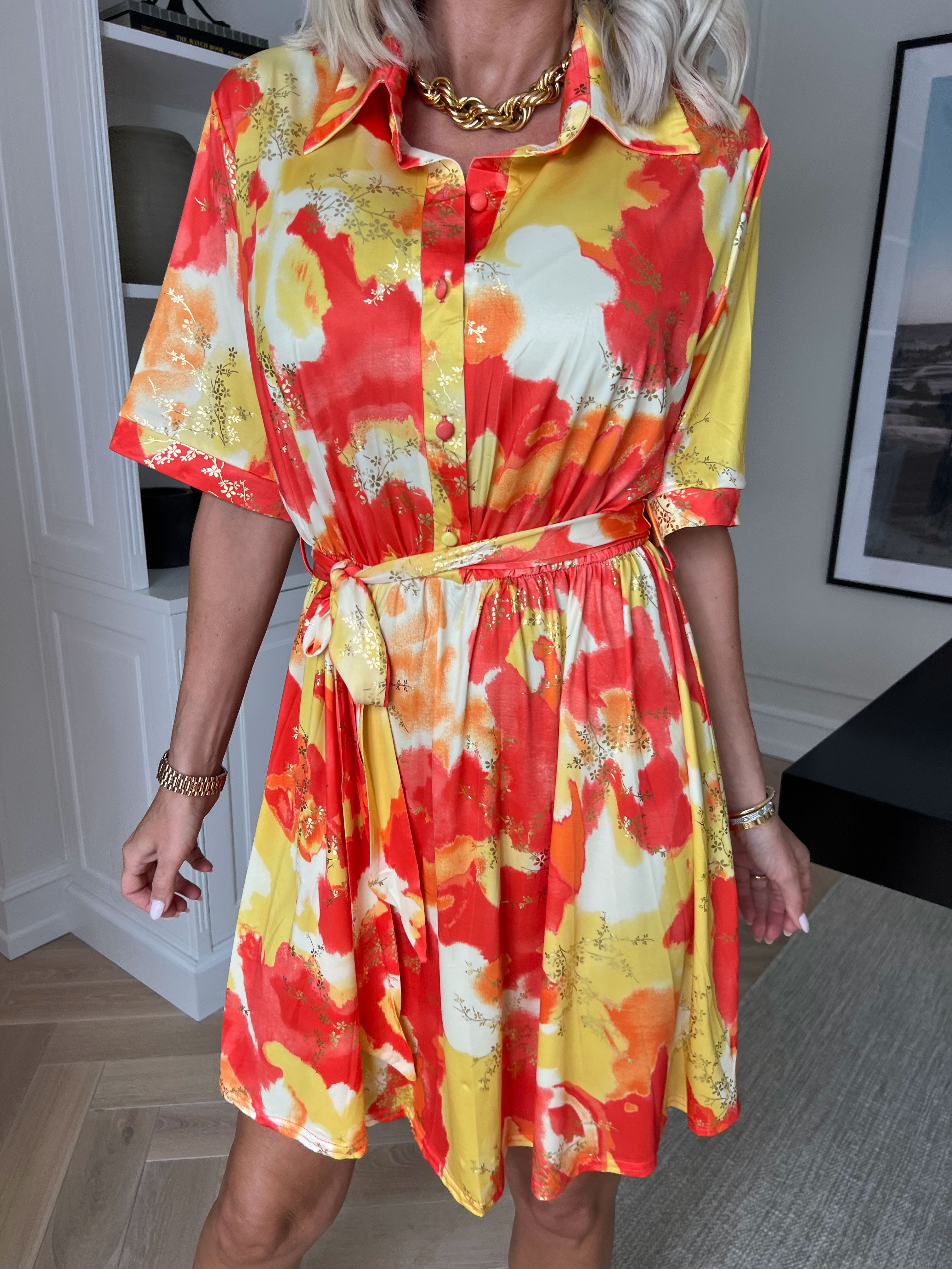 Cornelia - Elastisk kjole med skjortekrave og guldblade